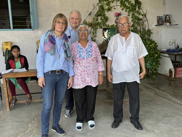 Uta Sommer und Walter Wiese mit Cirila Azarvedo und Pfarrer John Maliekal