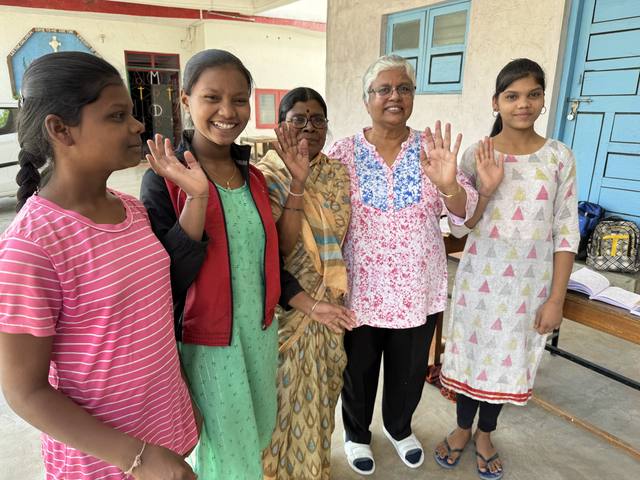 Zum Abschied winken die Mädchen des Hauses