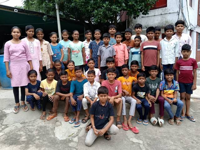 Die Kinder des Hauses vor dem Gebäude